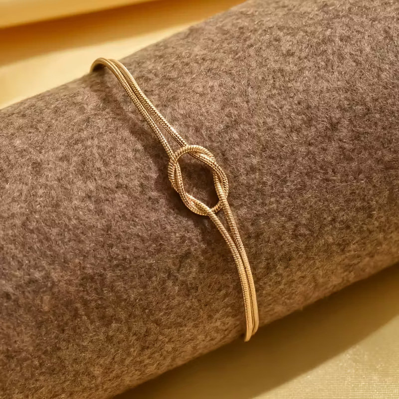 Gouden armband met minimalistische knoop