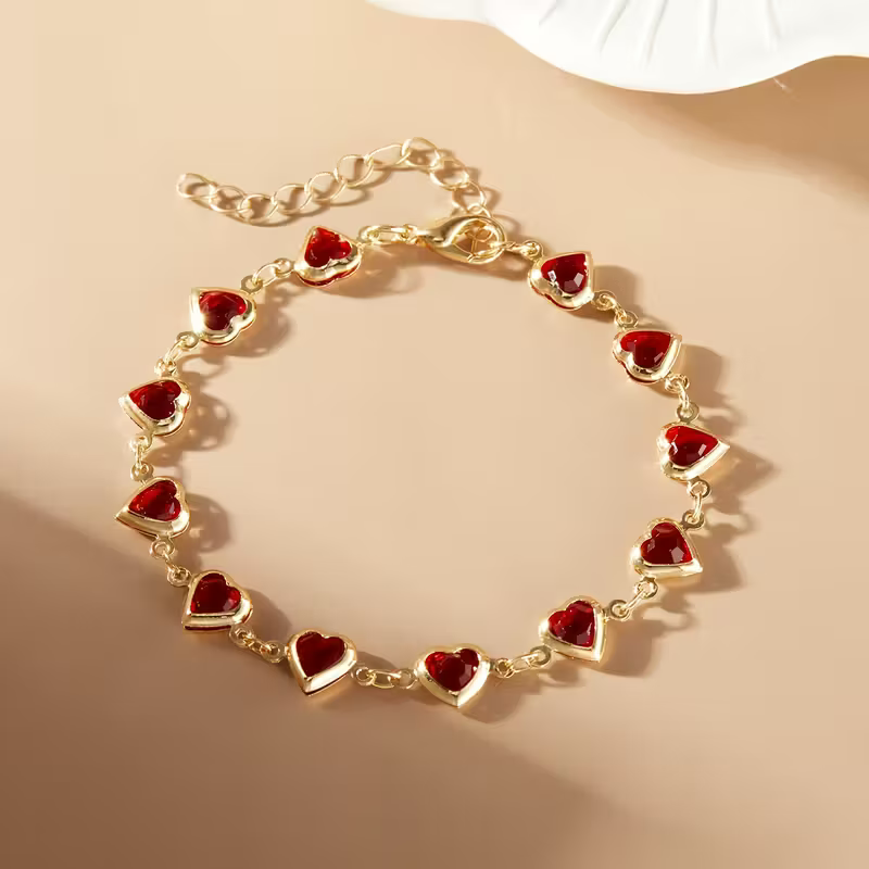 Gouden armband met rode harten van zirkonia