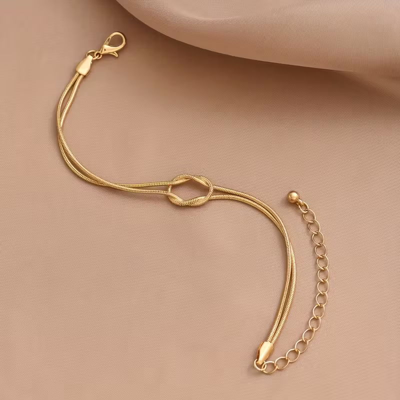 Gouden armband met minimalistische knoop
