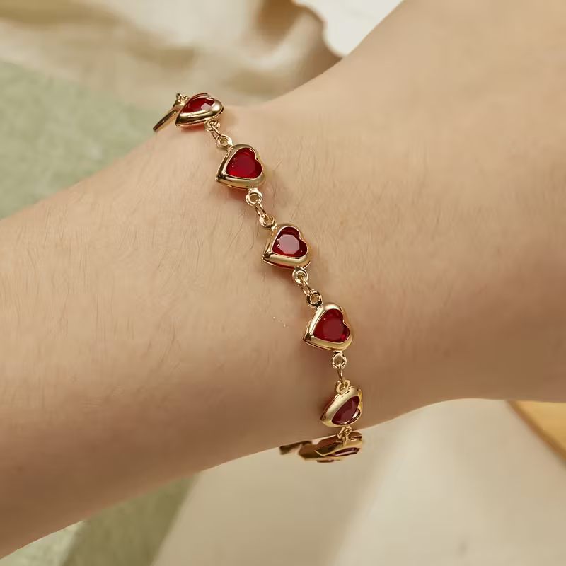 Gouden armband met rode harten van zirkonia