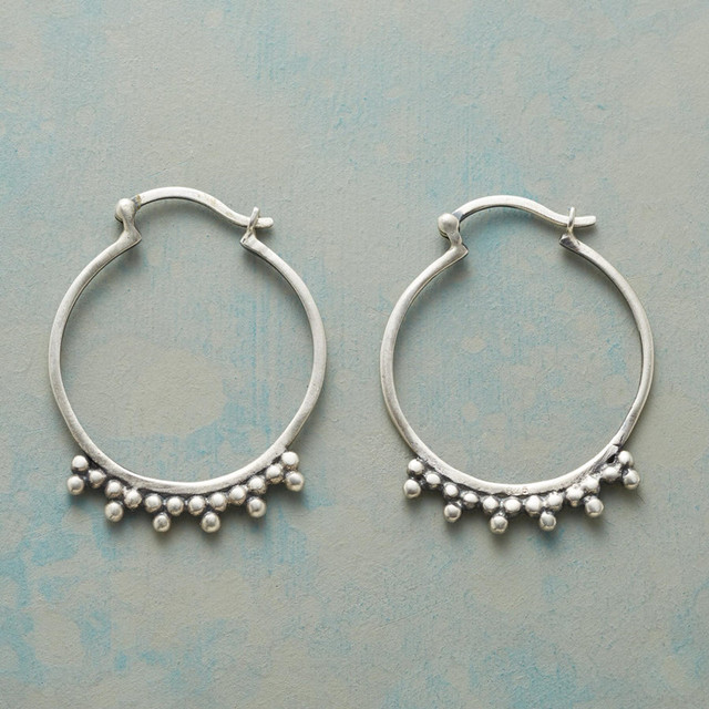 Zilveren bohemian oorbellen met bolletjes