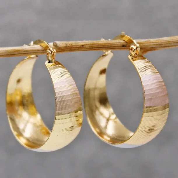 Gouden hoepeloorbellen met streepmotief