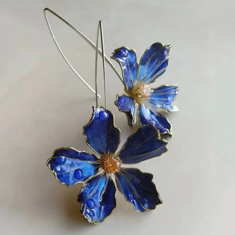 Zilveren oorbellen met blauwe emaille bloem