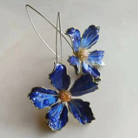 Zilveren oorbellen met blauwe emaille bloem