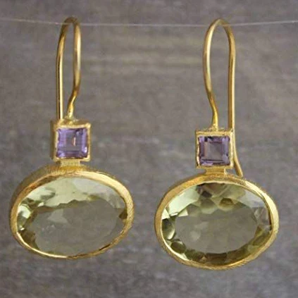 Gouden vintage oorbellen met groene en paarse steen