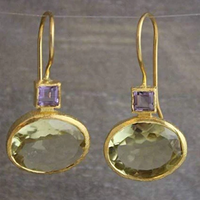 Gouden vintage oorbellen met groene en paarse steen