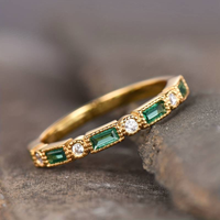 Gouden ring met groene en heldere zirkonia