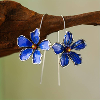 Zilveren oorbellen met blauwe emaille bloem