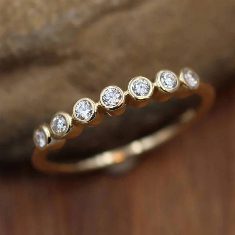 Gouden fijne ring met bezel-gezette zirkonia
