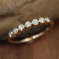 Gouden fijne ring met bezel-gezette zirkonia