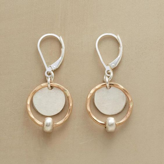 Gouden gehamerde oorbellen met turquoise patina