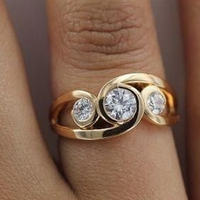 Gouden ring met drie heldere kristallen