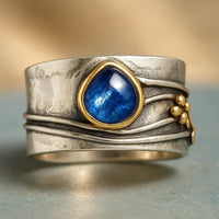 Zilveren bohemian ring met blauwe edelsteen en gouden details