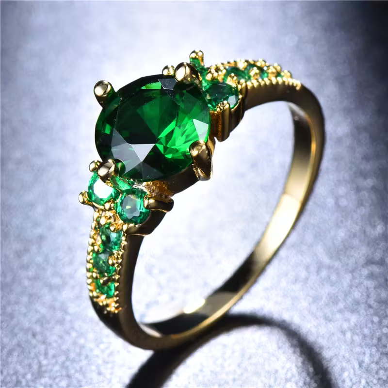 Gouden ring met ronde groene edelsteen