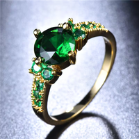 Gouden ring met ronde groene edelsteen