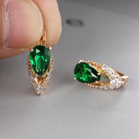 Gouden oorbellen met groene druppeledelsteen