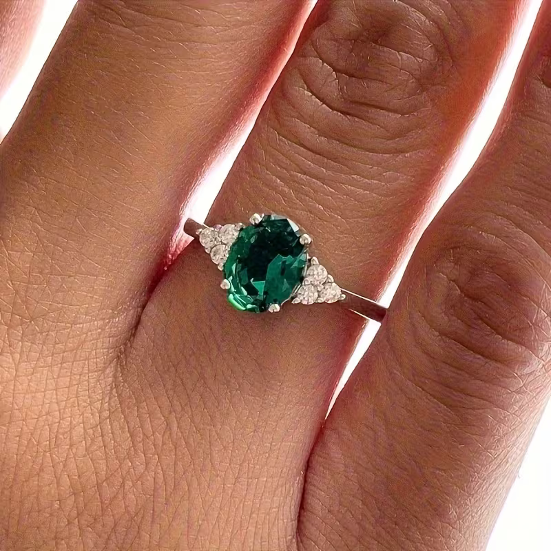 Zilveren ring met ovale groene edelsteen