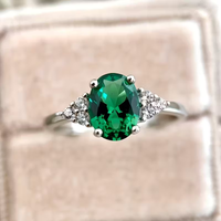 Zilveren ring met ovale groene edelsteen