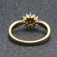 Gouden bloemring met zirkonia