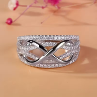 Gouden ring met gevlochten zirconia banden