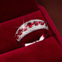 Zilveren ring met rode edelstenen en zirkonia
