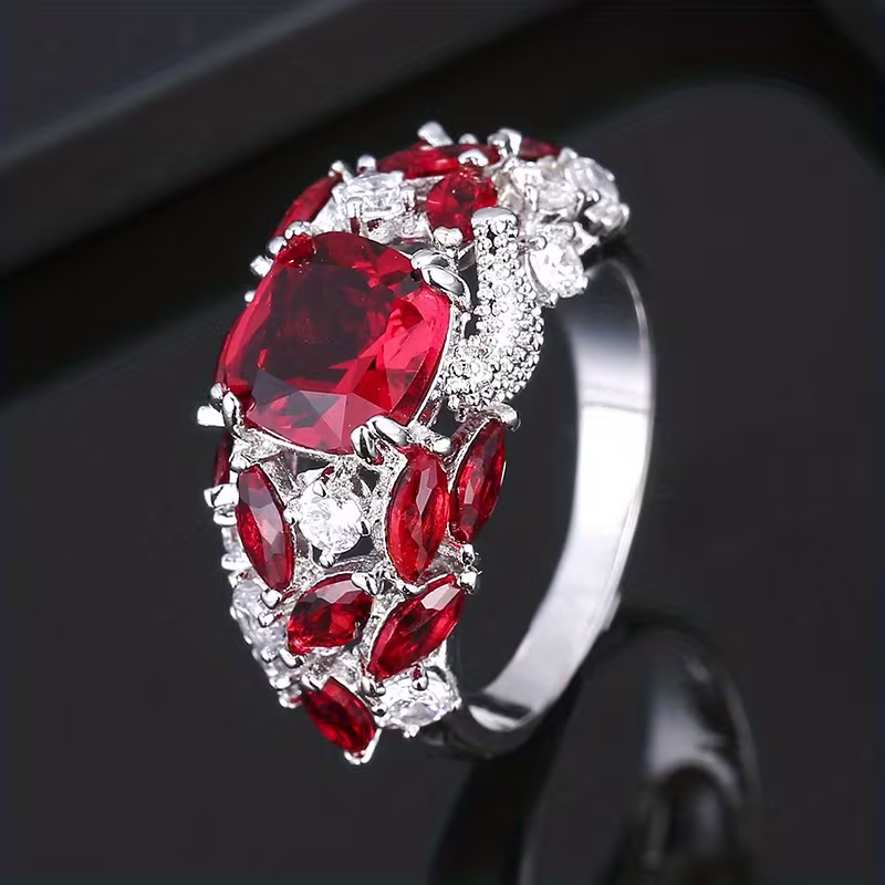 Zilveren statement ring met rode edelsteen