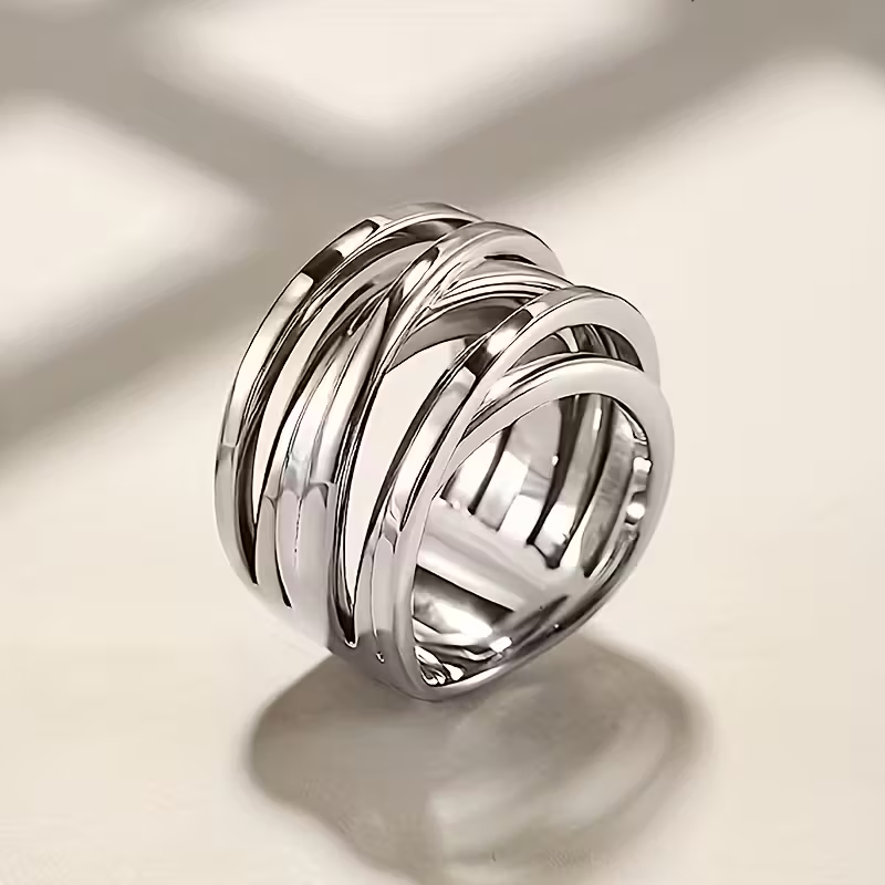 Gouden ring met meerdere gevlochten banden
