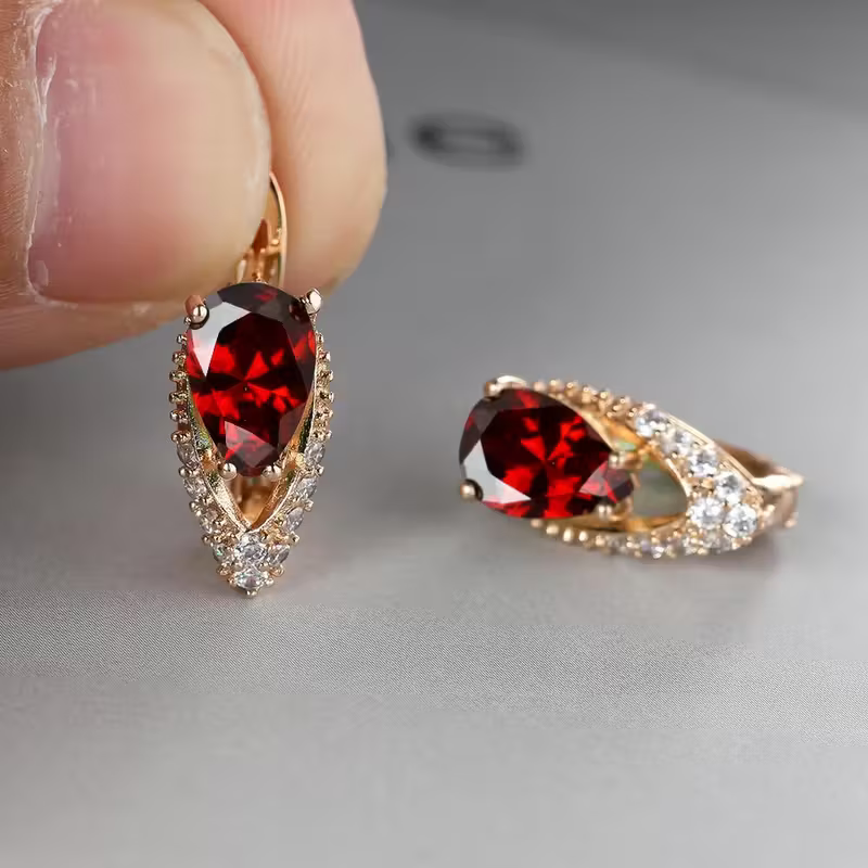 Gouden oorbellen met rode druppel en zirkonia