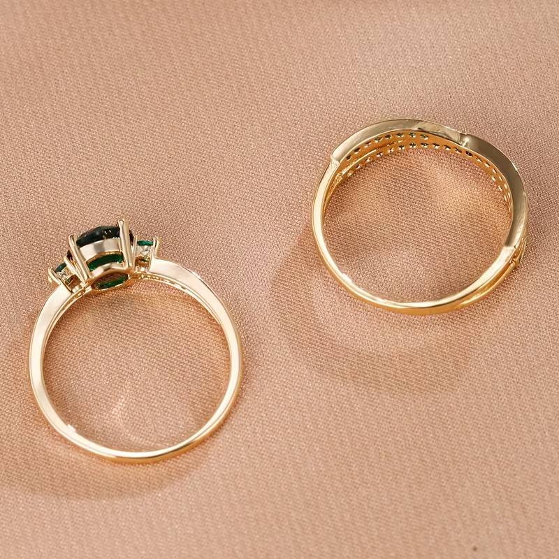 Gouden ringenset met groene edelstenen