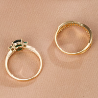 Gouden ringenset met groene edelstenen