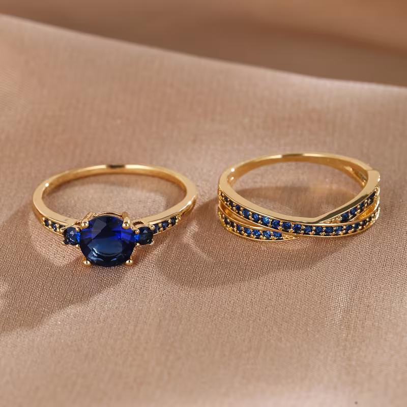 Gouden ringenset met groene edelstenen