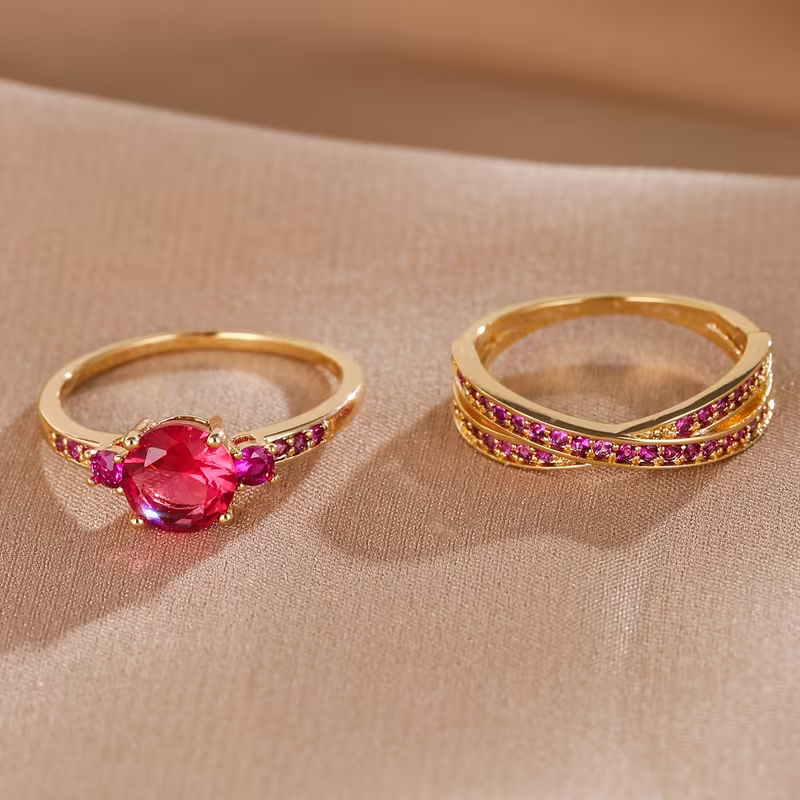 Gouden ringenset met groene edelstenen
