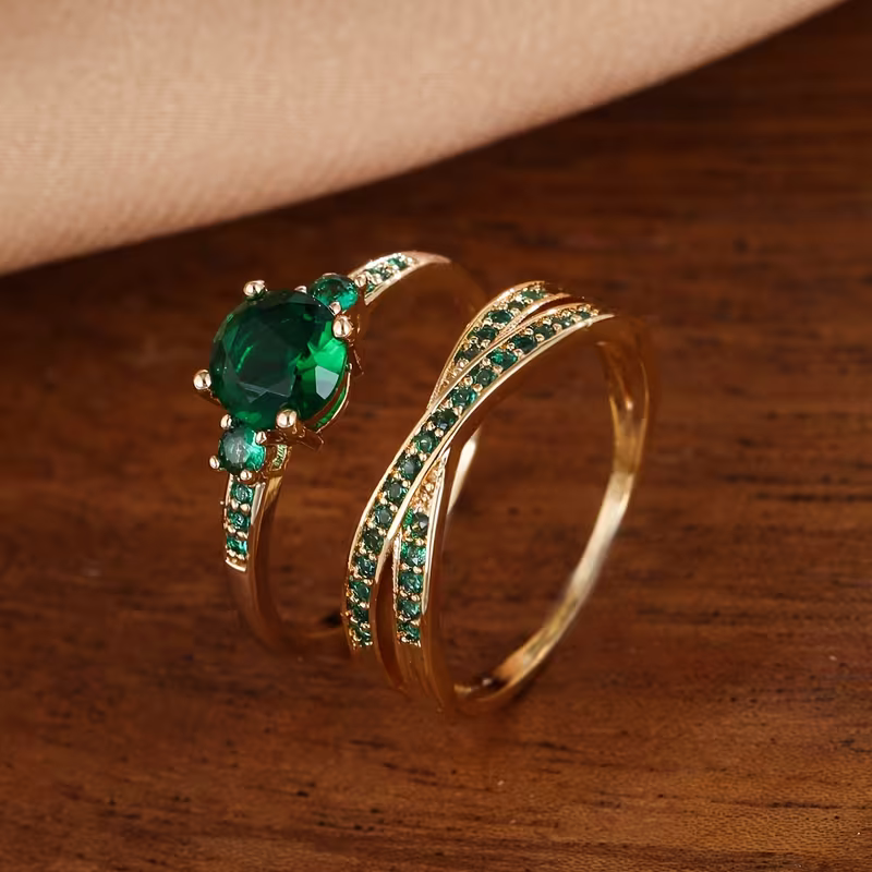 Gouden ringenset met groene edelstenen