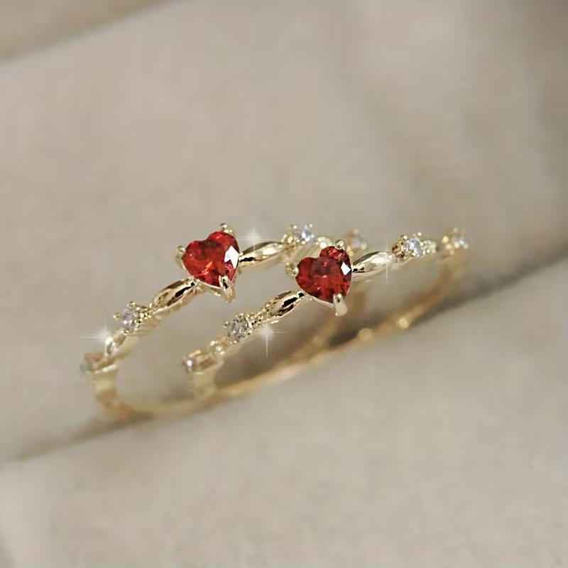 Gouden fijne ring met rood hart steentje