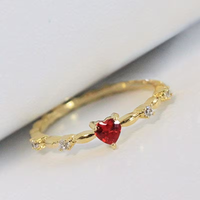 Gouden fijne ring met rood hart steentje