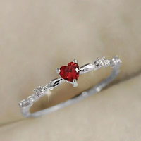 Gouden fijne ring met rood hart steentje