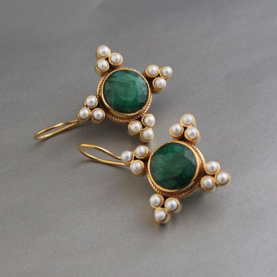 Gouden oorbellen met groene steen en parels