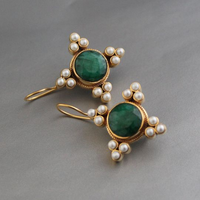 Gouden oorbellen met groene steen en parels