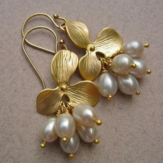 Gouden orchidee-oorbellen met parelclusters