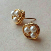 Gouden oorbellen met parelnest