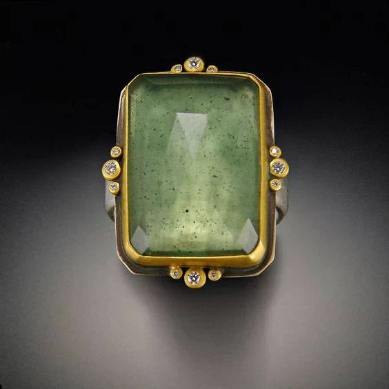 Gouden vintage ring met groene edelsteen