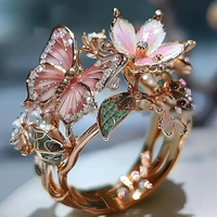 Roségouden ring met roze vlinder en bloemen