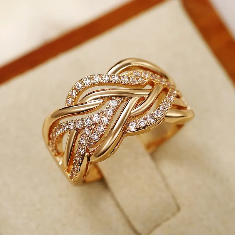 Gouden gevlochten ring met zirkonia