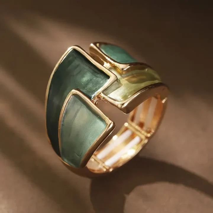 Gouden ring met groene emaille vlakken