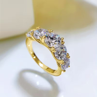Gouden ring met rij ronde zirconia