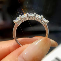 Gouden ring met vijf ovale zirconia