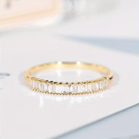 Gouden ring met baguette zirconia rij