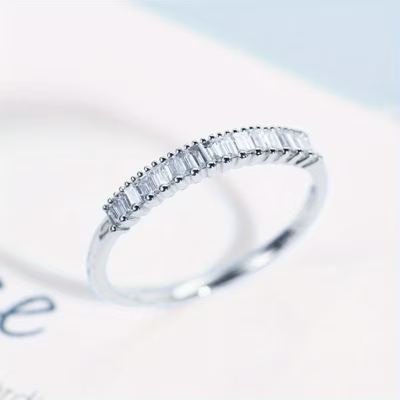 Gouden ring met baguette zirconia rij