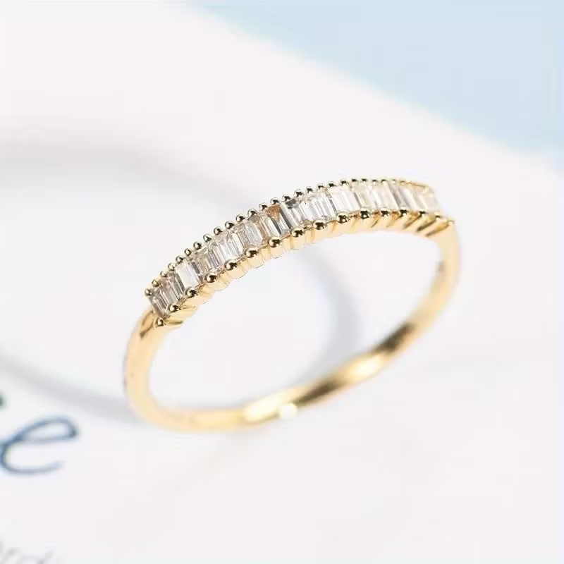 Gouden ring met baguette zirconia rij