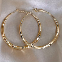 Grote gouden gedraaide hoop oorbellen